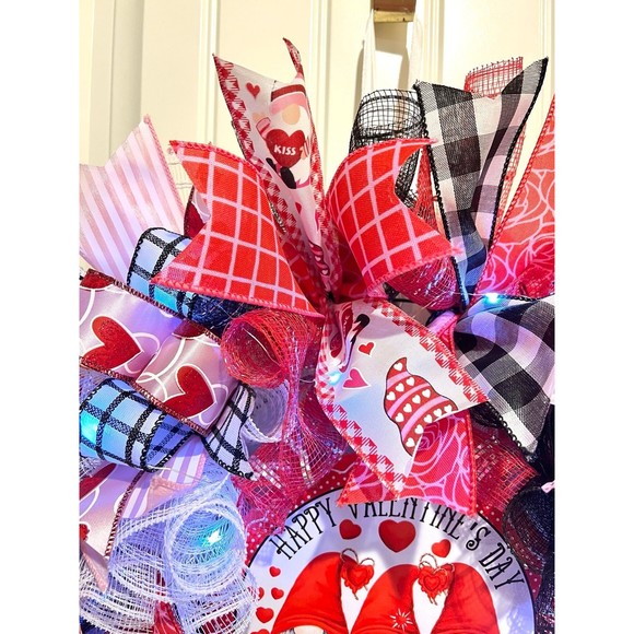 Handmade Valentine’s Gnome Hearts Ribbon Prelit Wreath 22 ins LED W12 - Picture 6 of 12